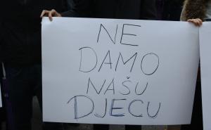 Foto: Dž. Kriještorac/Radiosarajevo.ba / Protesti građana pred Parlamentom FBiH