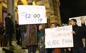 Foto: Dž. Kriještorac/Radiosarajevo.ba / Protesti ispred Vijećnice