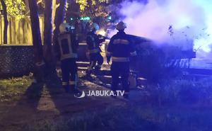 Foto: Jabuka.tv / Mostar: Golf nestao u plamenu, požar probudio stanare