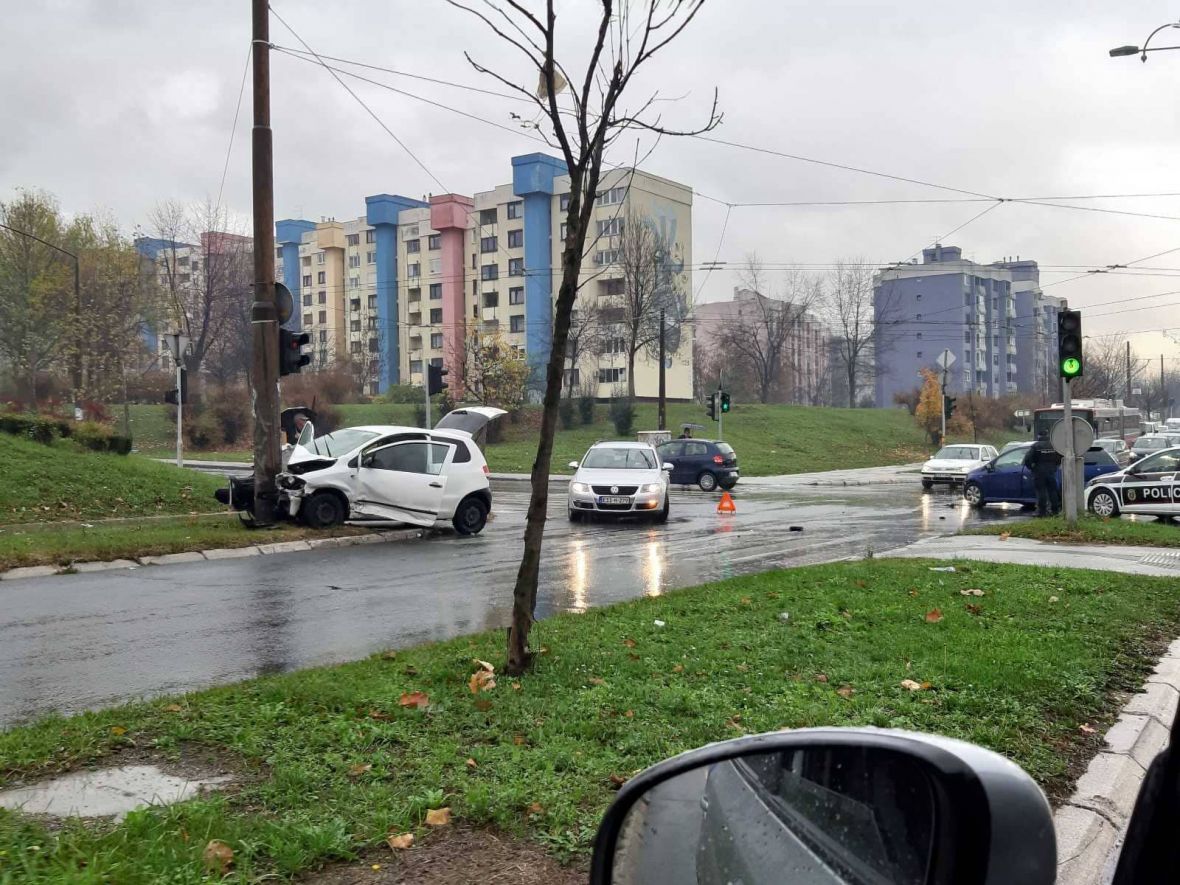 FOTO: Čitatelj/Automobil koji je učestvovao u nesreći završio je na zelenoj površini
