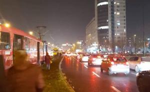 FOTO: Radiosarajevo.ba / Automobil je izletio s ceste na tramvajsku stanicu