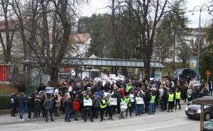 Foto: Dž. Kriještorac/Radiosarajevo.ba / Protesti ispred KCUS-a