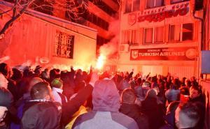 Foto: A. Kuburović/Radiosarajevo.ba / Baklje na protestima navijača FK Sarajevo