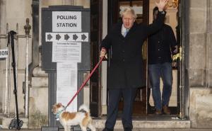 Foto: EPA-EFE /  Boris Johnson pojavio se na biralištu sa ljubimcem Dilynom