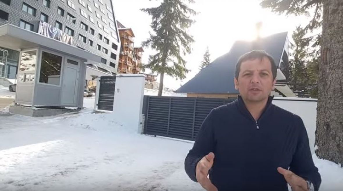 Youtube/Screenshot/Nebojša Vukanović ispred nove vile Vlade RS