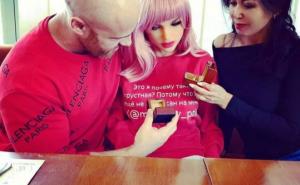 Foto: Instagram / Jurij Toločko zaprosio svoju lutku za seks
