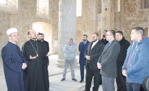 Foto: Muftijstvo mostarsko / Mostarski muftija uručio vladiki Dimitriju donaciju za obnovu crkve 