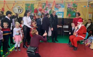 Foto: Amko komerc / Djed Mraz razveselio djecu 