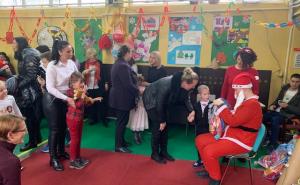 Foto: Amko komerc / Djed Mraz razveselio djecu 