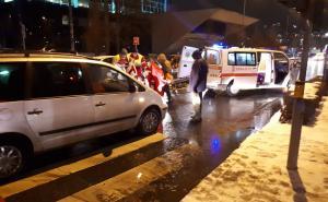 Foto: Radiosarajevo.ba / Fordom oborio pješakinju u Sarajevu, prevezen na KUM