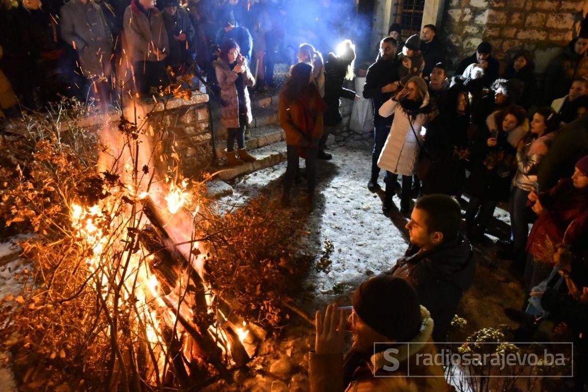 Uoči Božića /Ispred Stare pravoslavne crkve u Sarajevu vjernici