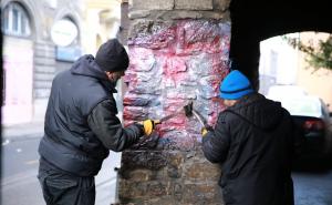 FOTO: Facebook / Počelo je uklanjanje grafita sa fasade Stare pravoslavne crkve