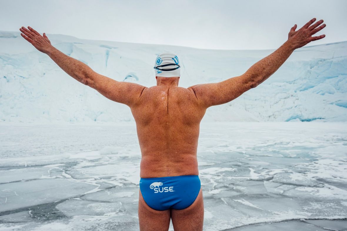 Где 2007 году совершил заплыв льюис пью. Льюис пью. Льюис пью пловец. Льюис пью заплыв. Антарктика 2020 плавание Льюис.