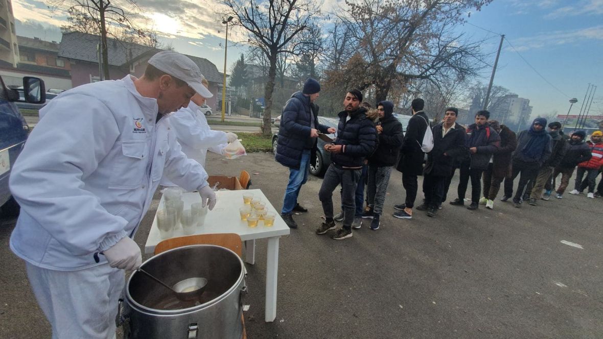 Foto: Tuzlanski.ba/Merhamet svkodnevno priprema i dijeli po 2 obroka dnevno migrantima