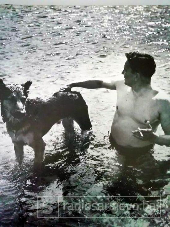 Foto: Tito ilustrovana biografija/Tito i njegov Tigar, Vis 1944.