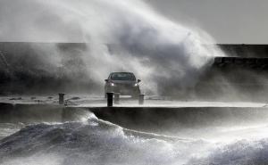 Foto: Tanjug / Snažna zimska oluja izazvala je saobraćajni kolaps širom sjeverne Europe