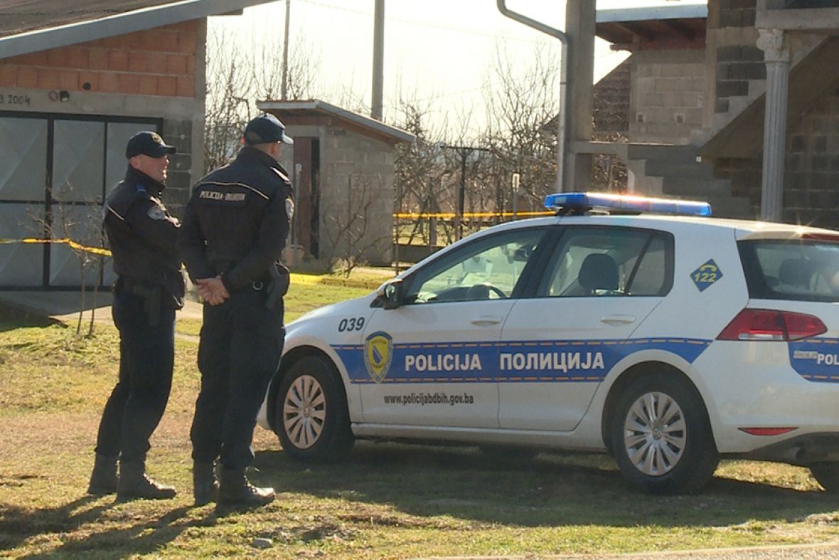 Policija u Brčkom traži ubicu: Upucao oca pa se dao u bijeg / Radio Sarajevo