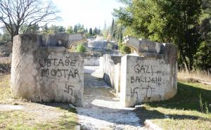 Foto: Anadolija / Novi grafiti na Partizanskom groblju