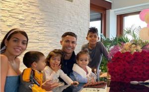 Foto: Instagram / Ronaldo i Georgina sa djecom