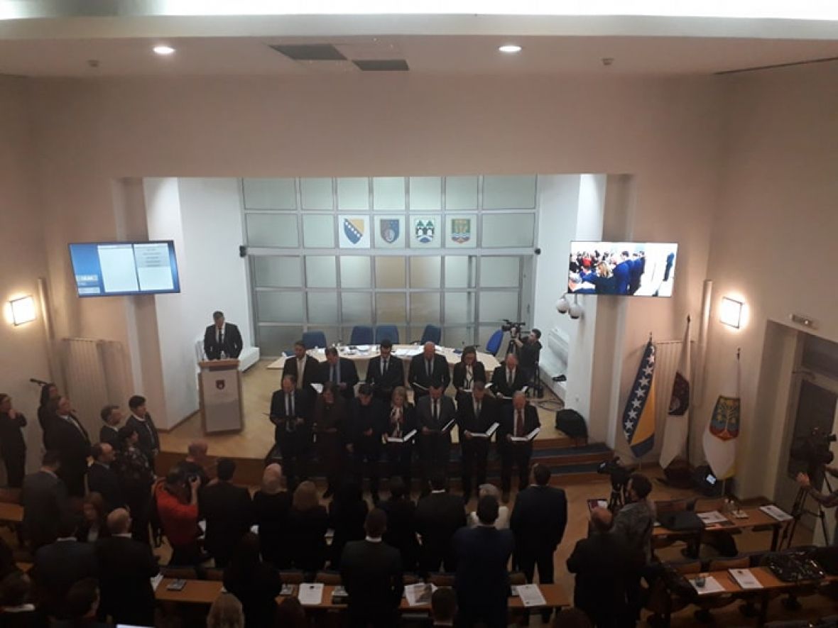Noviimenovani premijer i ministri u Vladi KS podnose svečanu zakletvu - undefined