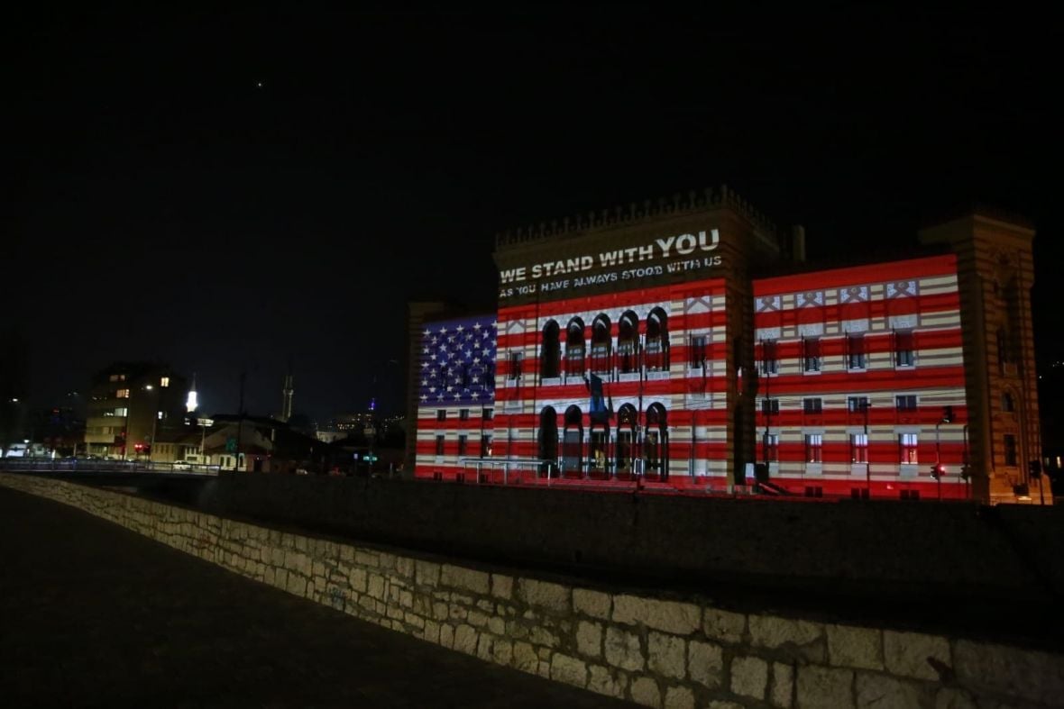 Vijećnica večeras osvijetljena u bojama američke zastave - undefined