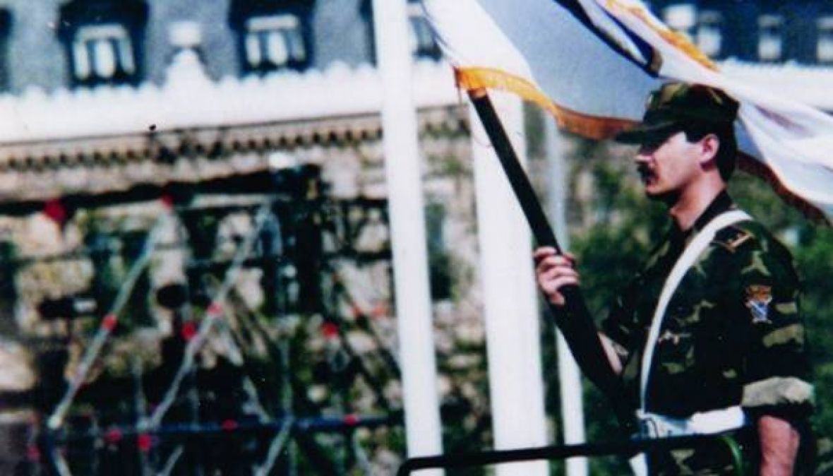 Foto: Centar za mir Mostar/Semir Drljević Lovac nosi zastavu s ljiljanima u Parizu