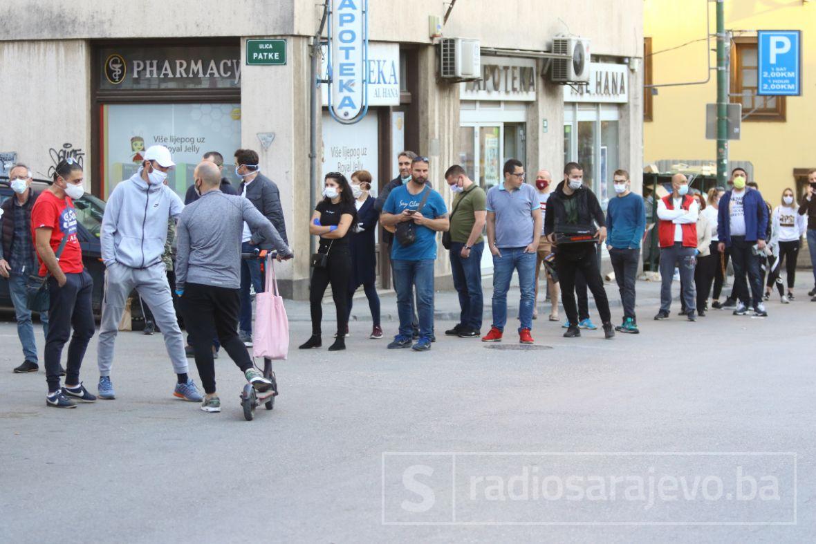 Foto: Dž. Kriještorac/Radiosarajevo.ba/Red ispred sarajevske pekare uoči iftara