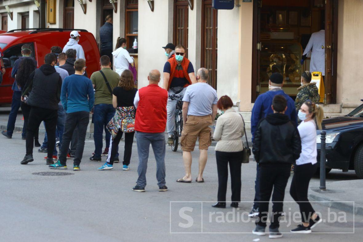 Foto: Dž. Kriještorac/Radiosarajevo.ba/Red ispred sarajevske pekare uočio iftara