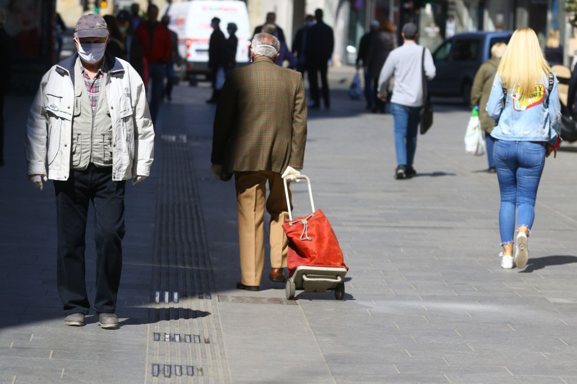 Penzioneri na ulicama nakon ublažavanja mjera - undefined