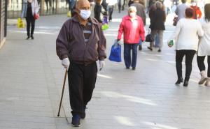 Foto: Dž. K. / Radiosarajevo.ba / Penzioneri na ulicama nakon ublažavanja mjera