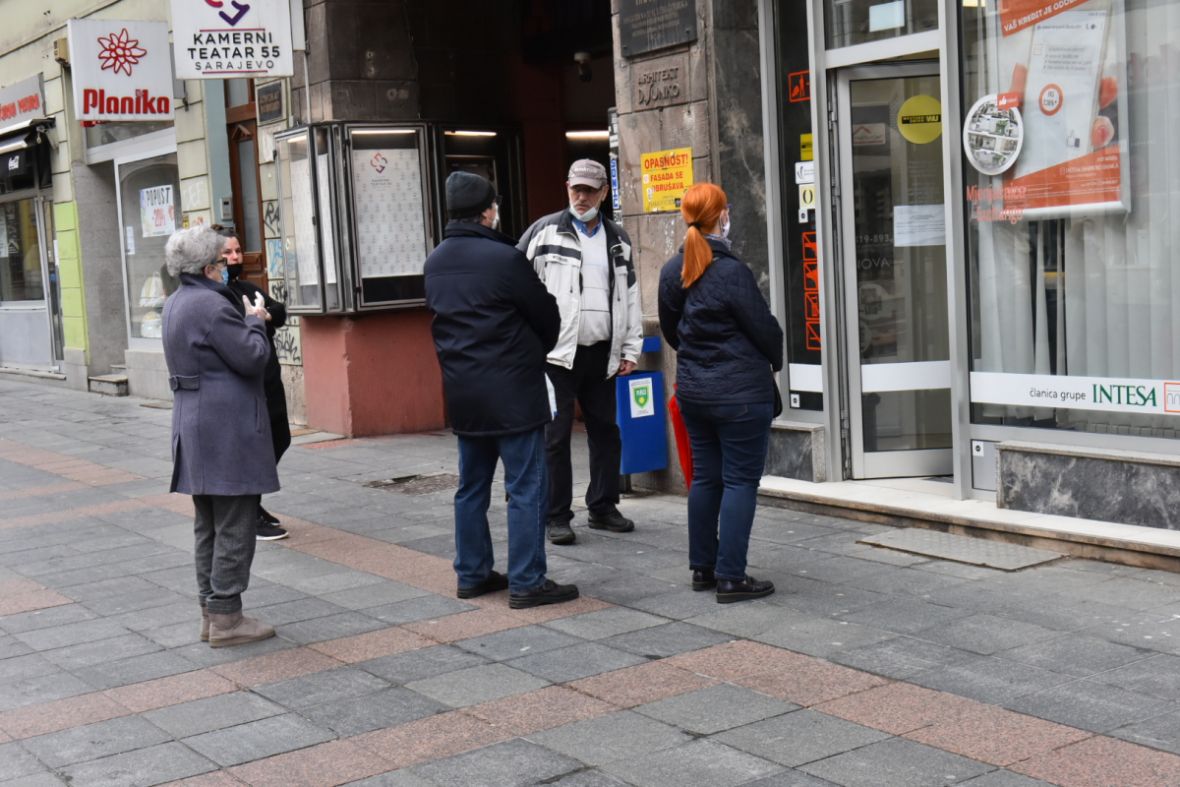 Foto: A. K. /Radiosarajevo.ba/Penzioneri čekaju da preuzmu penzije 