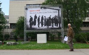 Foto: Dž. K. / Radiosarajevo.ba / Plakat na Marijin Dvoru