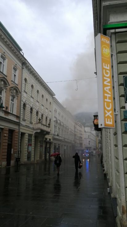 Požar u centru Sarajeva, veliki dim se širi iznad grada - undefined