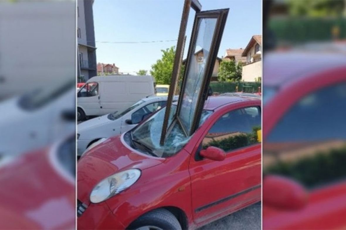 Prozor pao na parkirani automobil - undefined