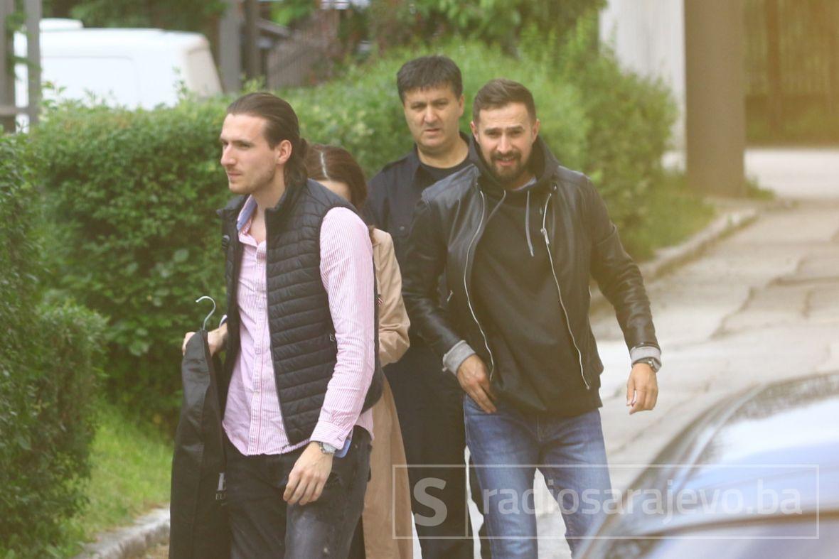 Foto: Dž. K. / Radiosarajevo.ba/Fikret Hodžić (desno) nakon izlaska iz pritvora