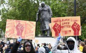 Foto: EPA-EFE / Hiljade ljudi na antirasističkom protestu u Londonu