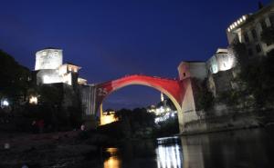 Foto: Anadolija / Stari most u bojama SAD-a