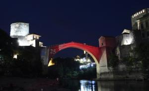 Foto: Anadolija / Stari most u bojama SAD-a
