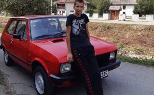 Foto: Nezavisne.com / Mustafa Čorbo od djetinjstva voli Zastavine automobile 