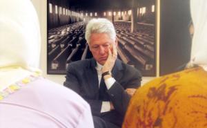 Galerija 11/07/95 / BIll Clinton u spomen sobi u Potočarima
