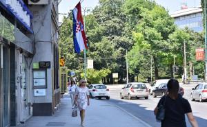 Foto: A. K. / Radiosarajevo.ba / Zastave na pola koplja
