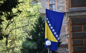 Foto: A. K. / Radiosarajevo.ba / Zastave na pola koplja