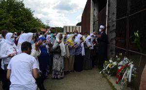 Foto: Anadolija / Preživjeli Srebreničani obišli mjesta stradanja svojih najmilijih