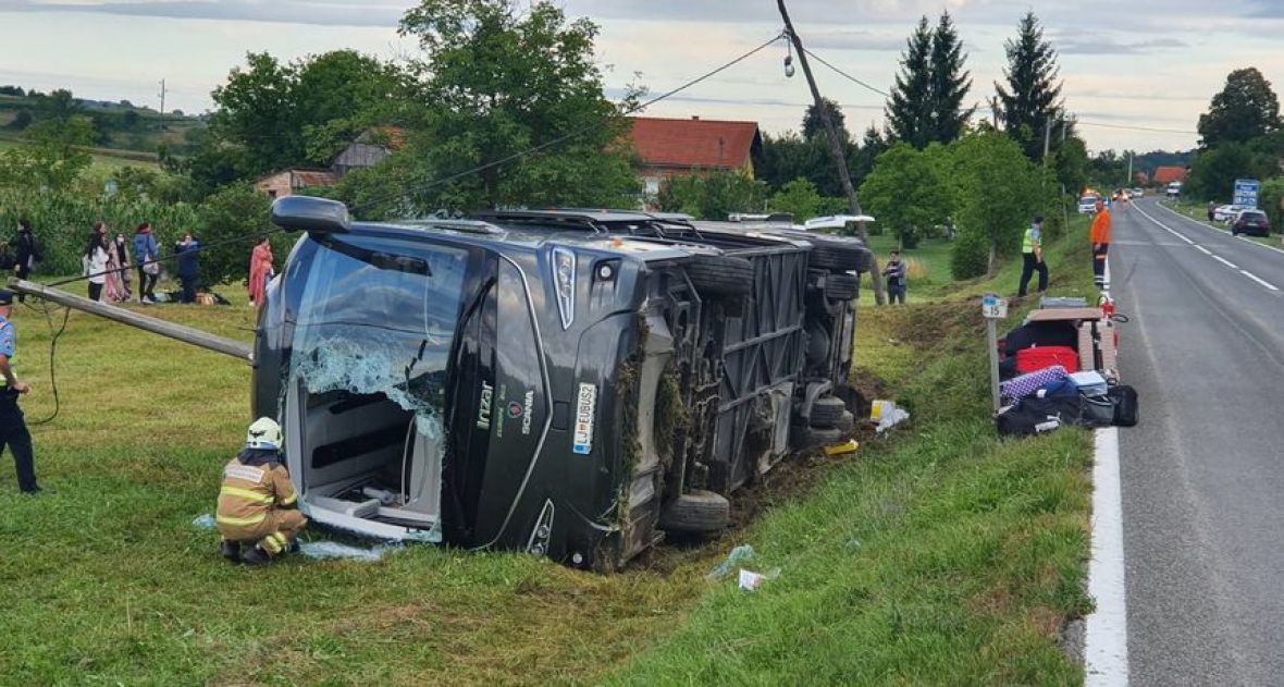 Foto: KAportal.hr/Autobus iz BiH se prevrnuo kod Karlovca