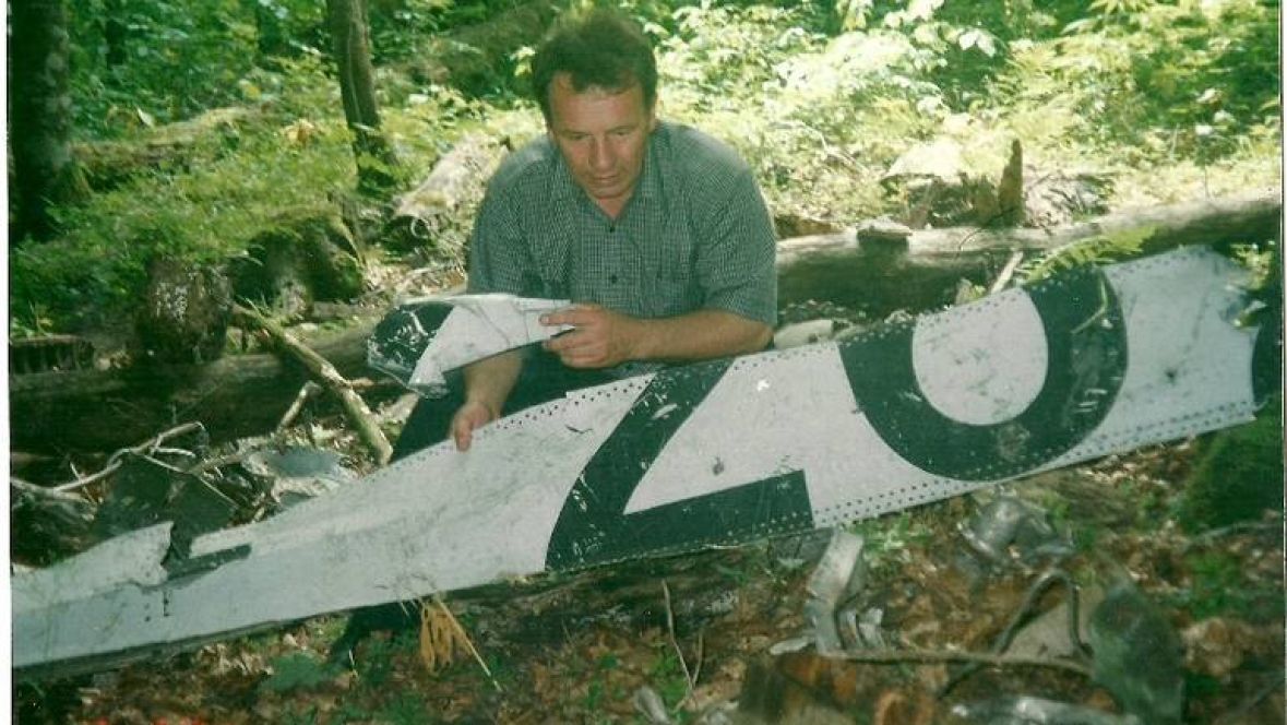 Enes Beganović pored dijela srušenog aviona - undefined