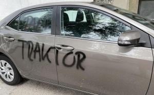 Foto: Dalmatinski portal / Grafiti na automobilu