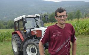 Foto: Anadolija / Sabit Mandžić presretan zbog novog traktora