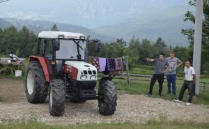 Foto: Anadolija / Sabit Mandžić presretan zbog novog traktora