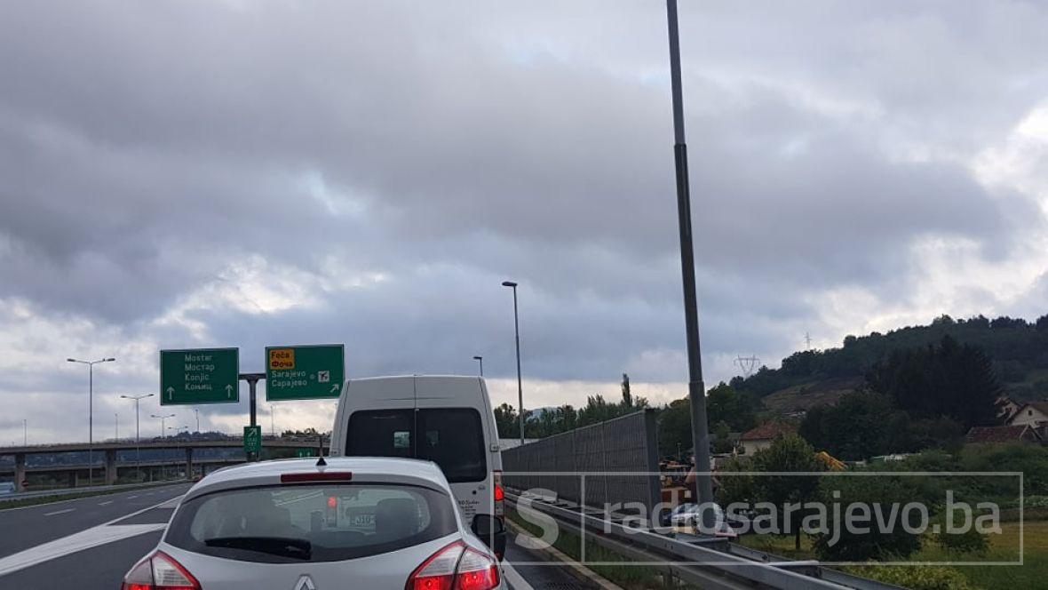 Nesreća na autoputu na ulazu u Sarajevo - undefined
