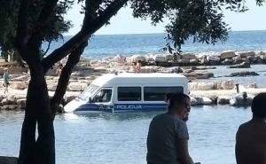 Foto: Glas Istre / Policijski kombi završio u Jadranskom moru
